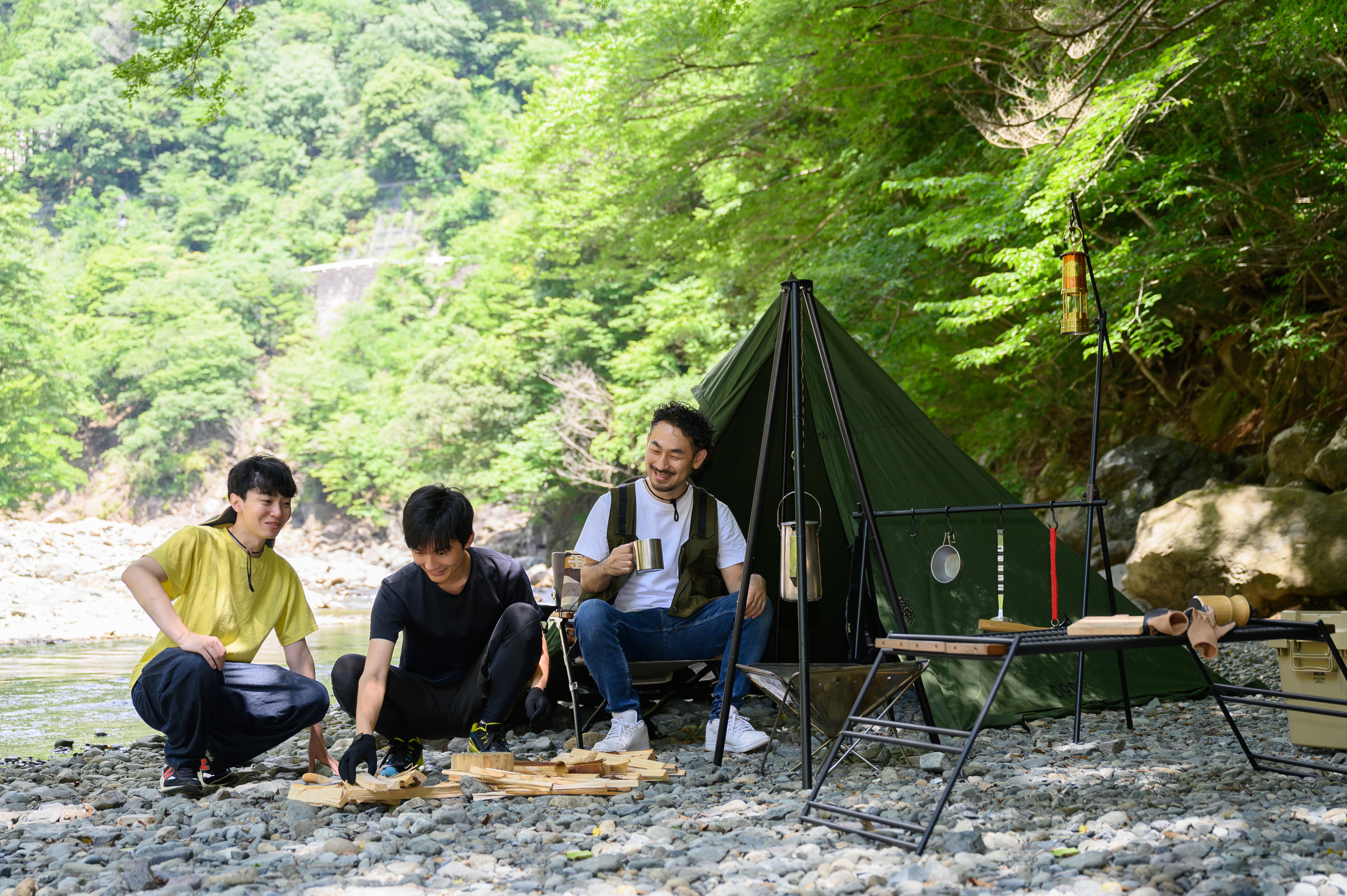 キャンプをする男性達の写真